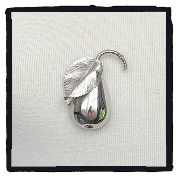 💕Beautiful Vintage Silver Tone Pear Pin💕 - Picture 2 of 6